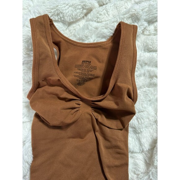Skims Seamless Sculpt Scoop Neck Thong Bodysuit in Bronze XXS - Picture 5 of 6